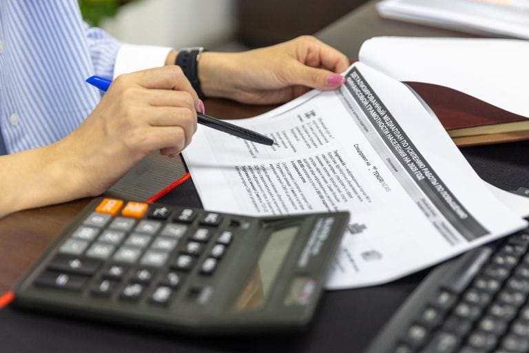 Comptable analysant des documents pour une correction IAS 8