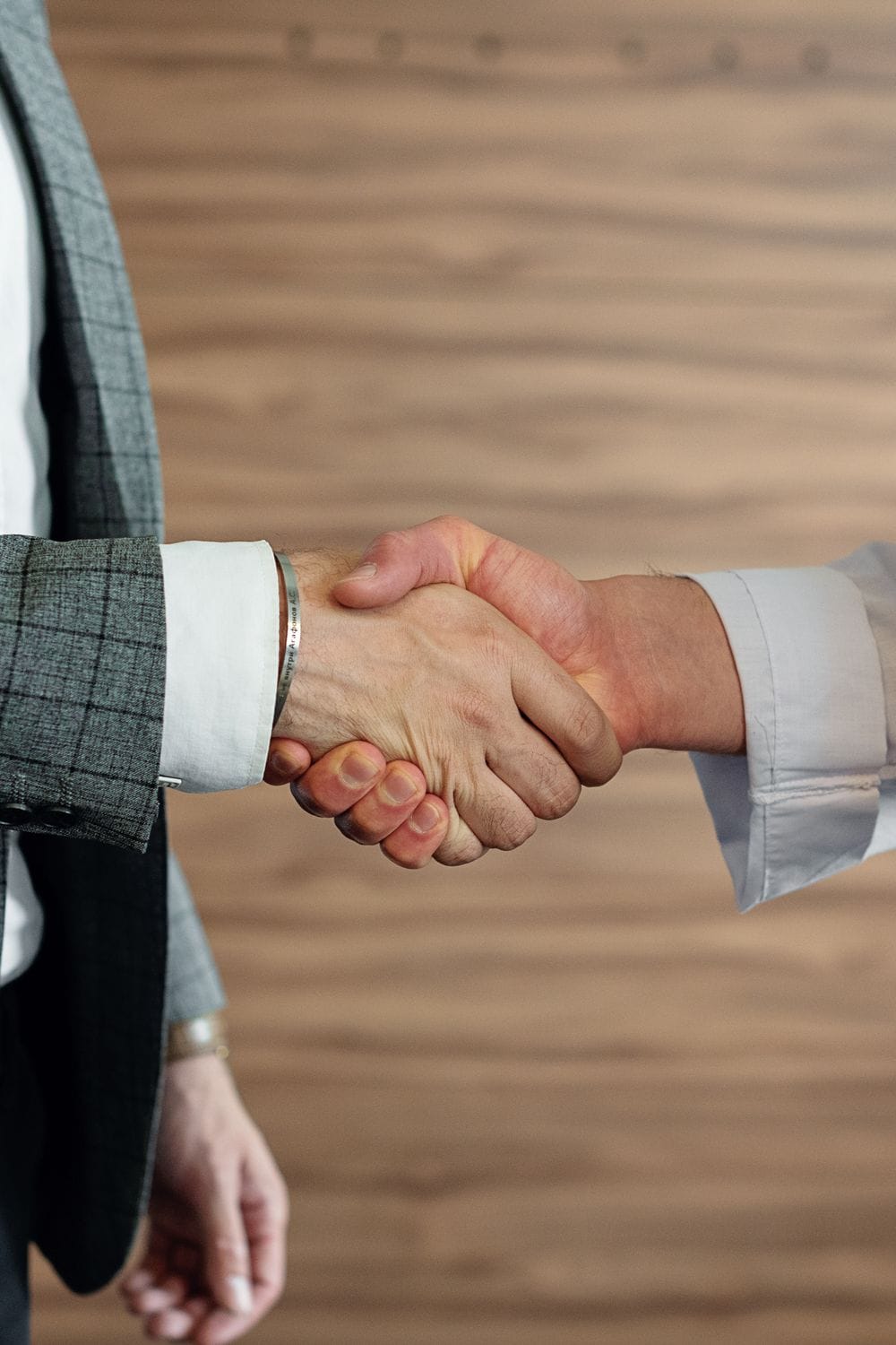 Accord de financement bancaire scellé entre un dirigeant de PME et sa banque