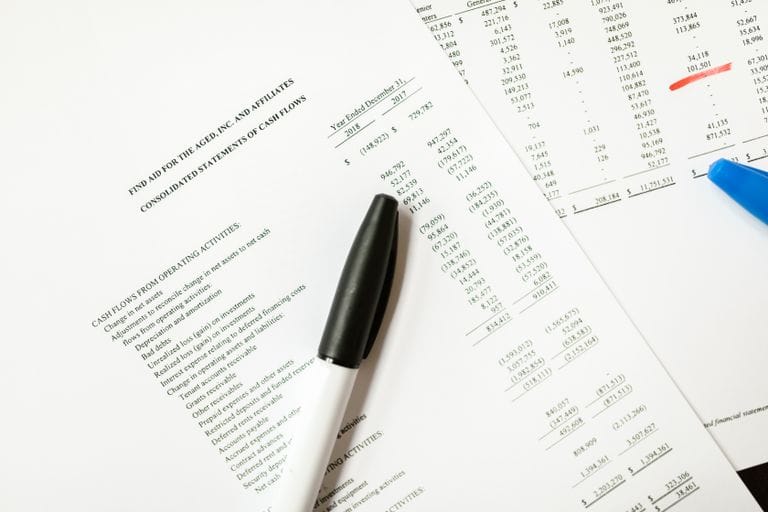 Présentation des états financiers IFRS selon la norme IAS 1 : document et stylo