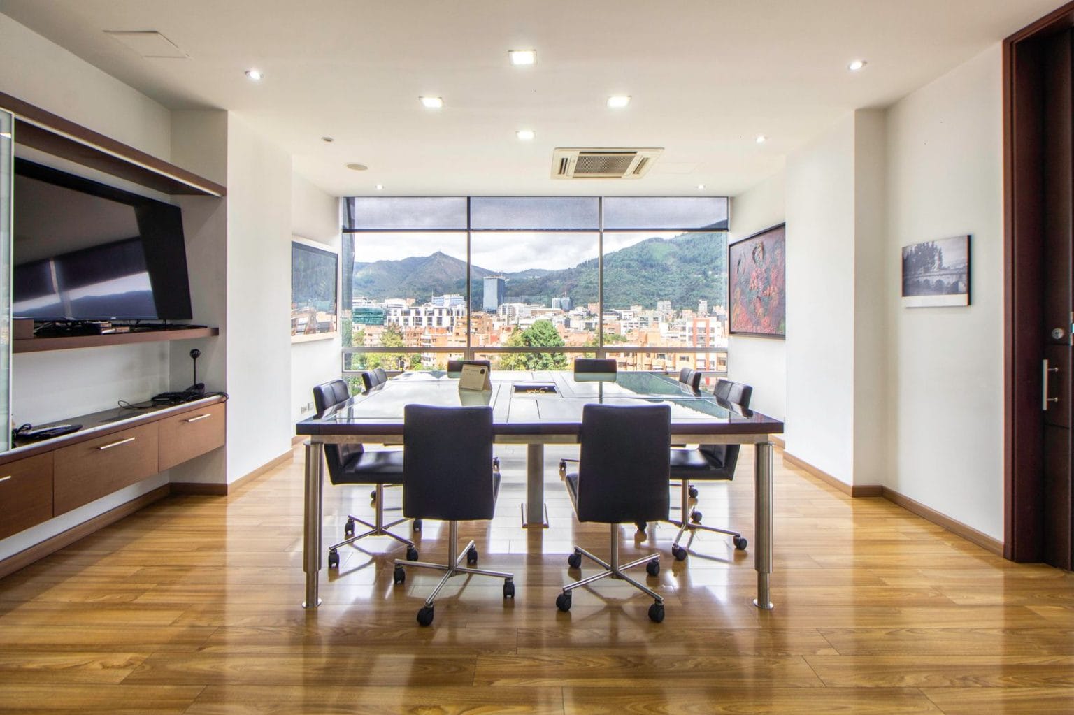 Salle de réunion moderne — cabinet de conseil financier au Maroc