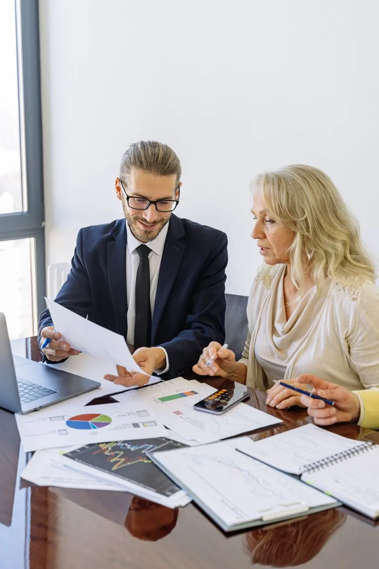 DAF externalisée : dirigeant de PME échangeant avec son directeur financier externe