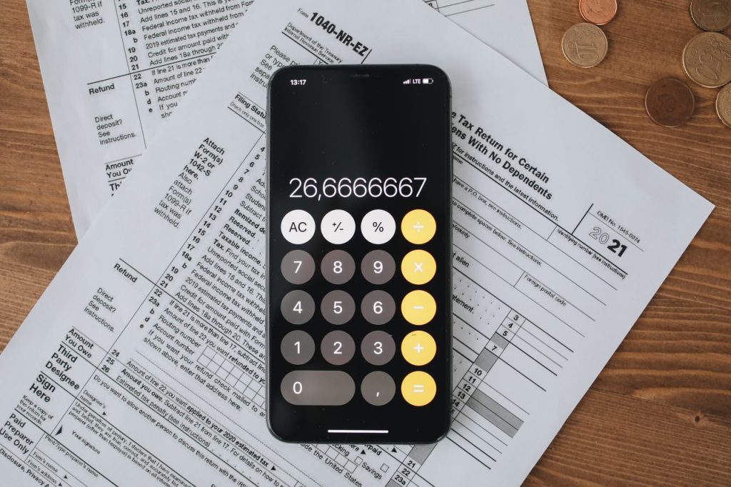 Barème IR 2027 : calculatrice sur des formulaires d'impôt