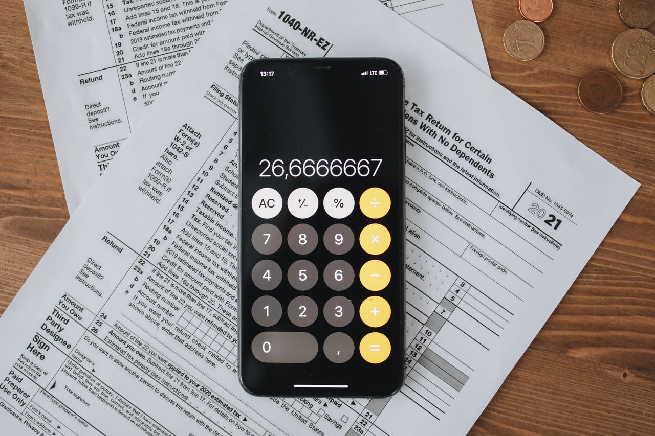 Barème IR 2027 : calculatrice sur des formulaires d'impôt