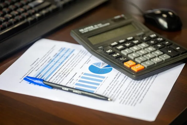 Calculatrice et documents financiers pour évaluer le salaire DAF Maroc en PME