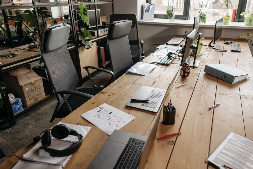 Coût d'un salarié : postes de travail équipés dans un bureau d'entreprise