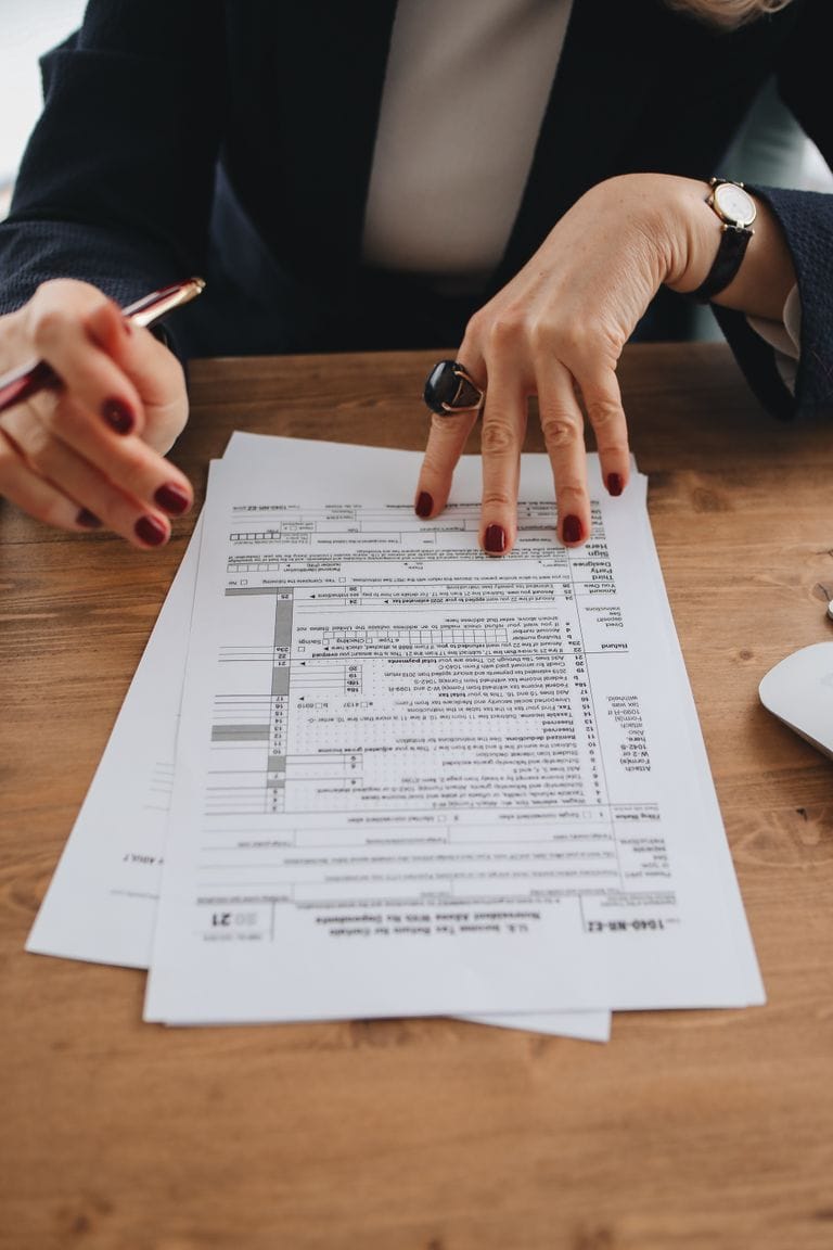 Dirigeant examinant des documents lors d'un contrôle fiscal au Maroc