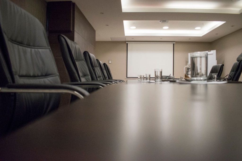 Salaire net cadre : salle de réunion de direction vide