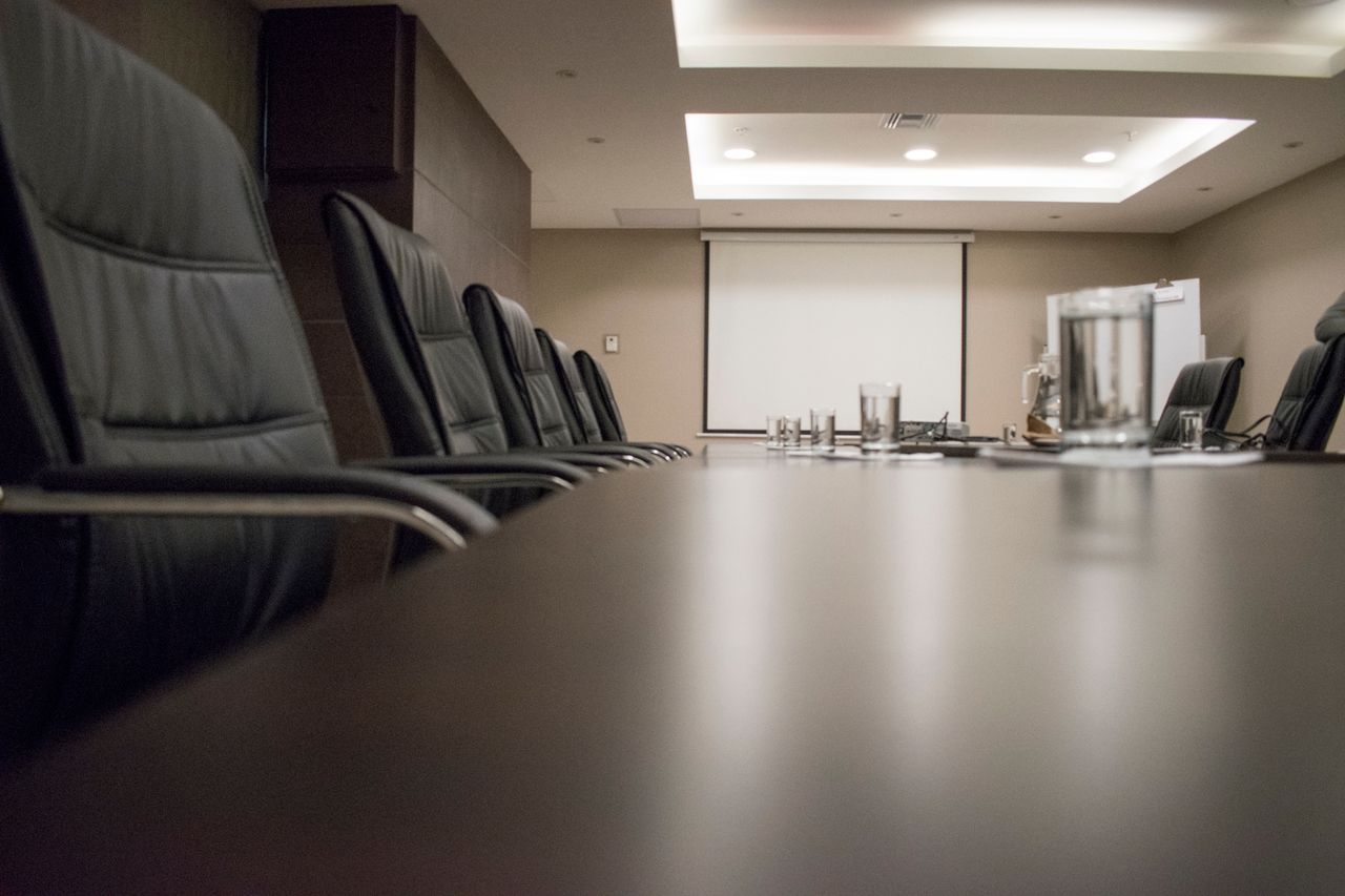 Salaire net cadre : salle de réunion de direction vide